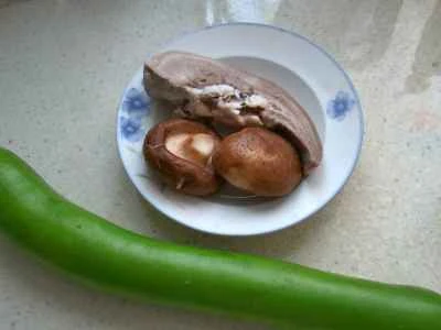 キノコと豚タンの夜咲き花炒めの作り方：1