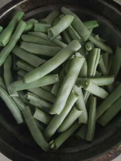 インゲン豆と豆腐の皮で煮込んだ鶏もも肉の作り方：2