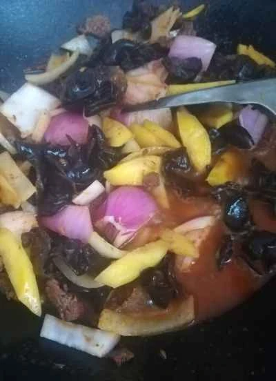 キクラゲ、ニンジン、玉ねぎ炒めのレシピ