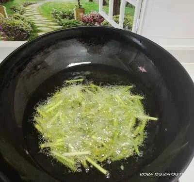 フライドポテトとニンニクの芽の炒め物の作り方：6