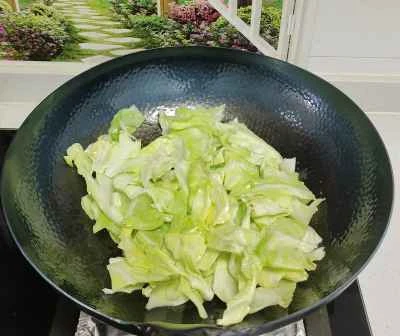 キャベツとキュウリのスライス炒めの作り方：3