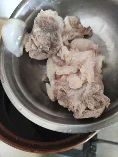 トウモロコシと長豆を使った豚骨煮込みの作り方:4