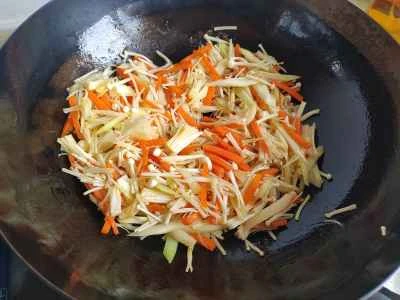 エノキ茸、ニンジン、細切り豚肉の炒め物の作り方：5