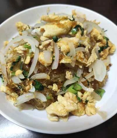 タロイモと春雨を玉ねぎと卵で炒める手順:9