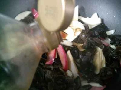 黒キクラゲと赤ソーセージの炒め物の作り方：6