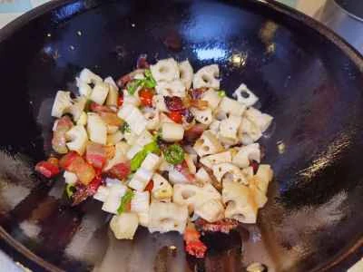 レンコンと豚肉の塩漬け炒めの作り方：6