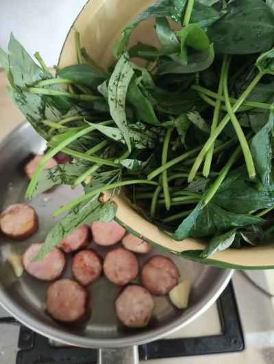 サツマイモの葉と赤ソーセージの炒め物の作り方:4