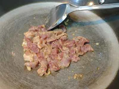 豚肉スライスと乾燥豆腐の炒め物を作る手順：5