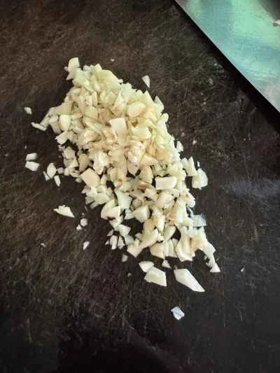 マスタードグリーンの塩漬けを使った牛肉サラダの作り方：4