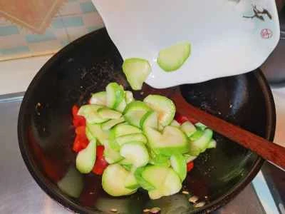 ズッキーニ、トマト、卵の炒め物の作り方：9