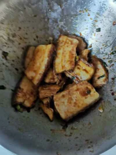 大晦日のディナーに欠かせない一品：電気グリドルで作る、塩漬けカラシナ入り豚肉の煮込み - 4ステップ