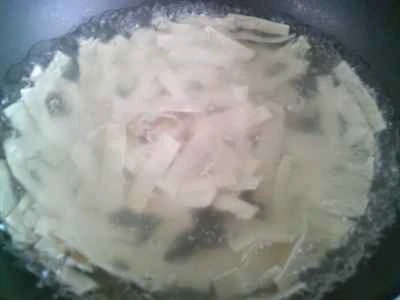 漬けたカラシナ、細切りヘチマ、角切り豆腐皮を使った豆腐皮炒めの作り方：5