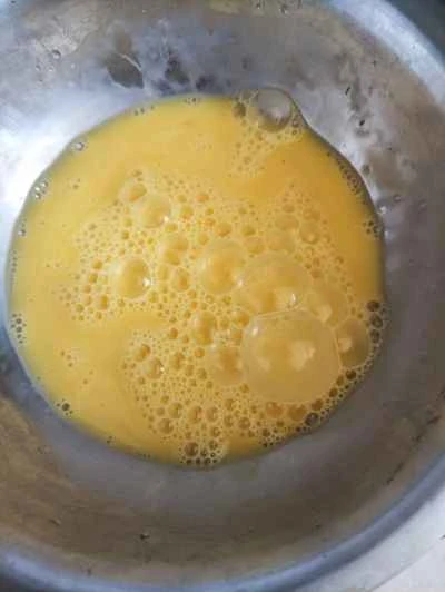 玉ねぎ入りスクランブルエッグの作り方:2