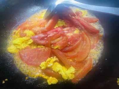 トマト入りスクランブルエッグの作り方：9