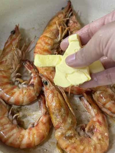 バターで揚げたエビの作り方:5