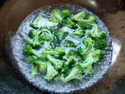 オイスターソースでブロッコリーを作る手順：3