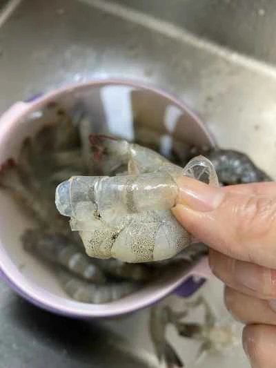 クワイ、エンドウ豆、エビのエビ炒めの作り方：1