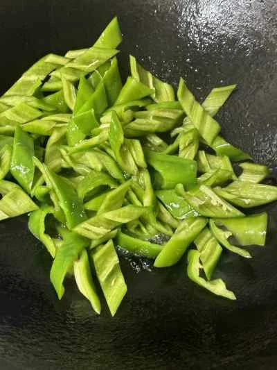 干物とピーマンの炒め物の作り方：6