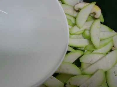 キノコと豚タンの夜咲き花炒めの作り方：7