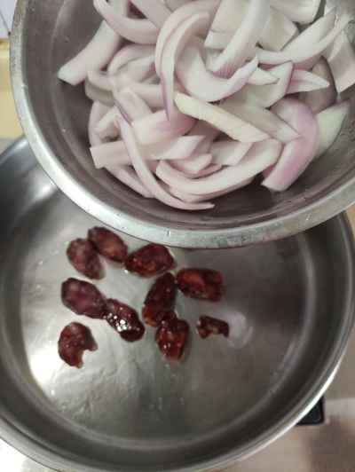 玉ねぎ入りソーセージ炒めの作り方：4