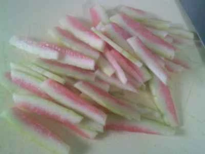 スイカの皮と夜咲き花の炒め物の作り方：5