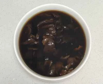 ヤムイモ、ニンジン、鶏もも肉、キノコの煮込みの作り方：1