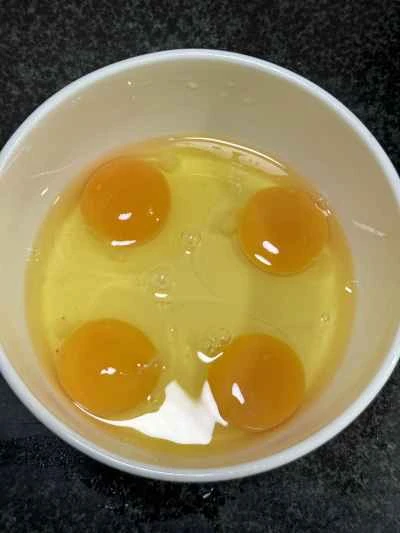 ランチョンミートとスクランブルエッグの作り方：1