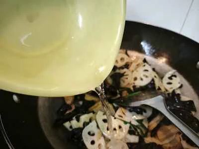 レンコンとキクラゲと豚肉の炒め物の作り方：10