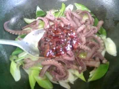 イカの足とネギの炒め物の作り方：9