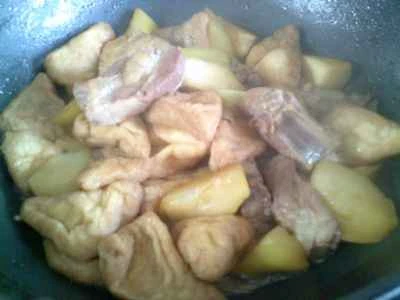 油で揚げた三角の夜咲き花と豚スペアリブの煮込みの作り方：14