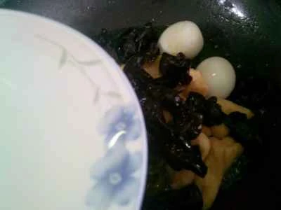 黒キノコと卵の揚げパン生地の三角形を作る手順：4