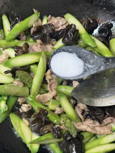 アスパラガス、キクラゲ、豚肉の炒め物の作り方：10