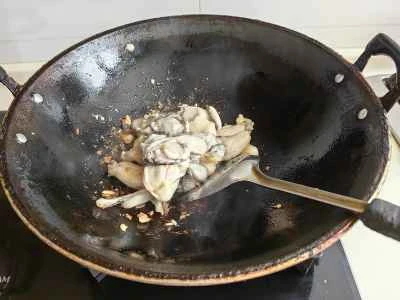 牡蠣とウシガエルのスパイシー炒め レシピ手順：5