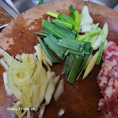 スナップエンドウと中華ソーセージの炒め物の作り方：2