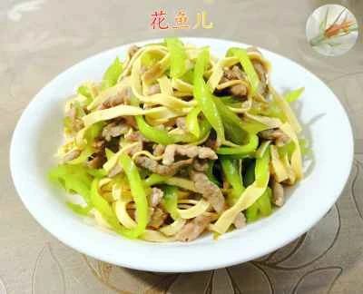 千切りピーマンと豚肉を厚切り豆腐の皮で炒めたレシピ