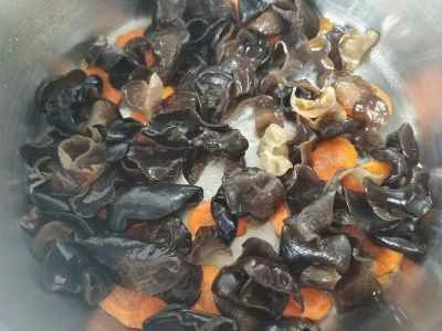 キクラゲとヤムイモの炒め物の作り方：3