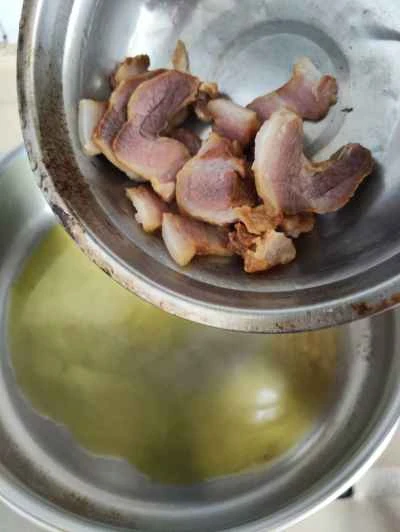 ニンジン、カリフラワー、塩漬け豚肉の炒め物の作り方：4