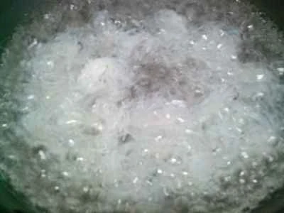 こんにゃくの結び目と白菜の漬物とエビの炒め物の作り方：4