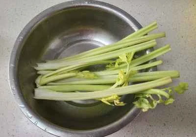 セロリとエビの炒め物の作り方：2