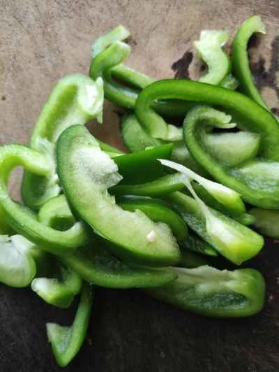 ピーマン、玉ねぎ、ソーセージ炒めの作り方：1