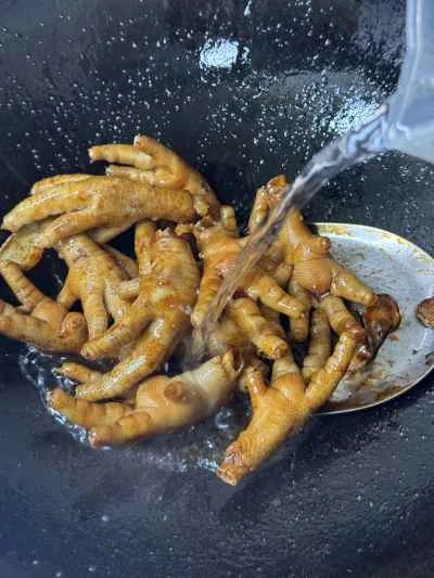 鶏の足とロブスターのしっぽの煮込みの作り方：6