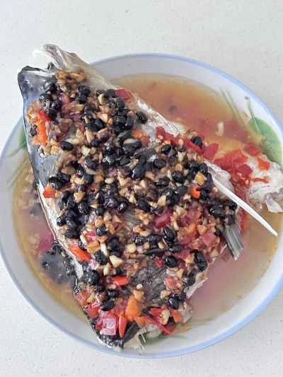 刻んだ唐辛子を添えた蒸し魚の頭のレシピ