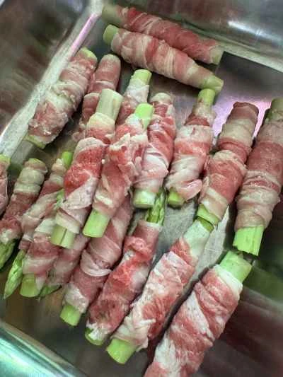 牛肉とアスパラガスのロールを作る手順：4