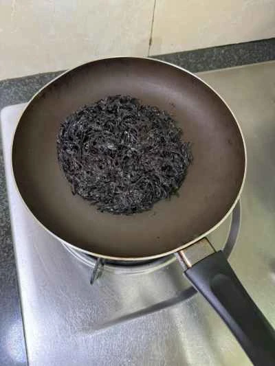 海藻とイカのケーキを作る手順：1