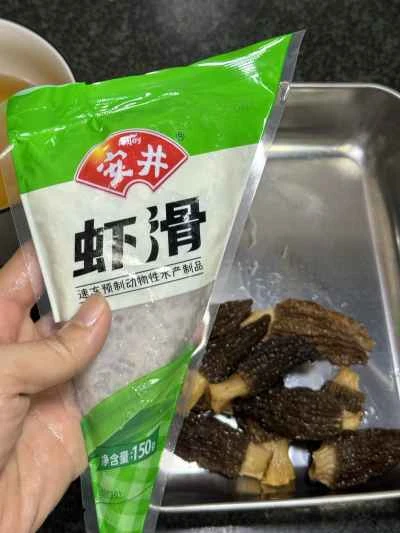 アミガサタケを詰めたエビペーストの作り方：2