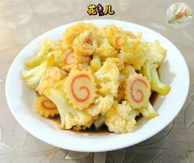 新鮮なエビとフィッシュケーキを添えたカリフラワー炒めのレシピ