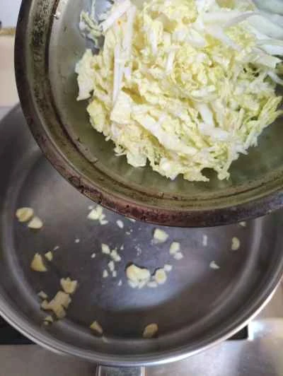 千切り豆腐皮とベビーチンゲン菜の炒め物の作り方：4