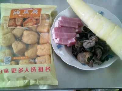 黒キクラゲ、塩豚、タケノコ、揚げ豆腐の煮込み豆腐の作り方：1