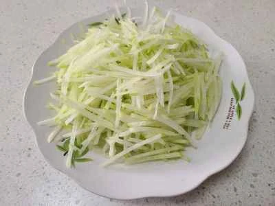 千切り大根と赤唐辛子の炒め物の作り方：3