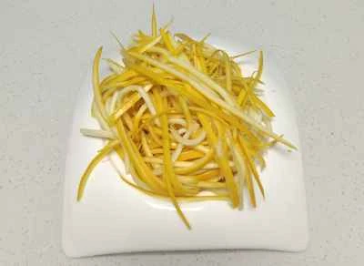 バナナとズッキーニの細切り炒めの作り方：2